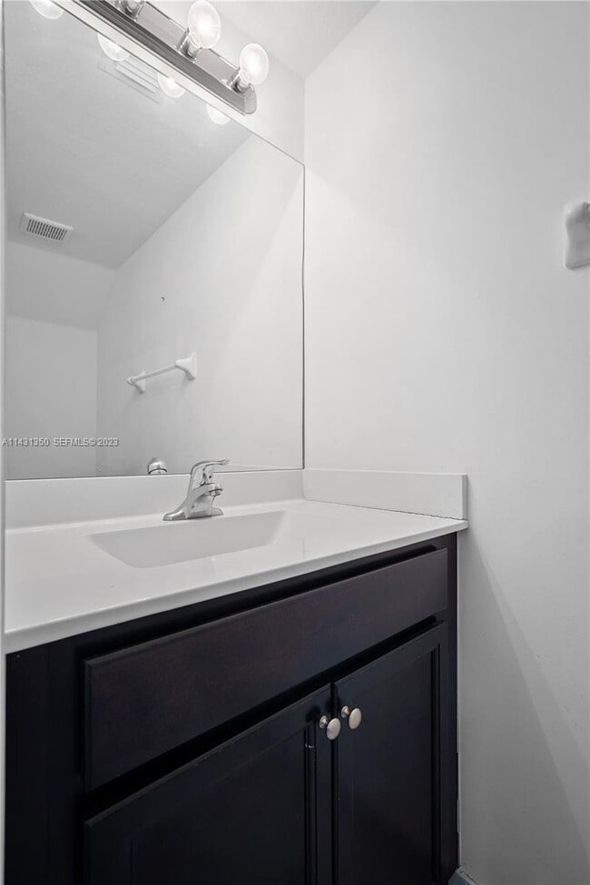 Building Photo - 705 SE 13th Street Cir