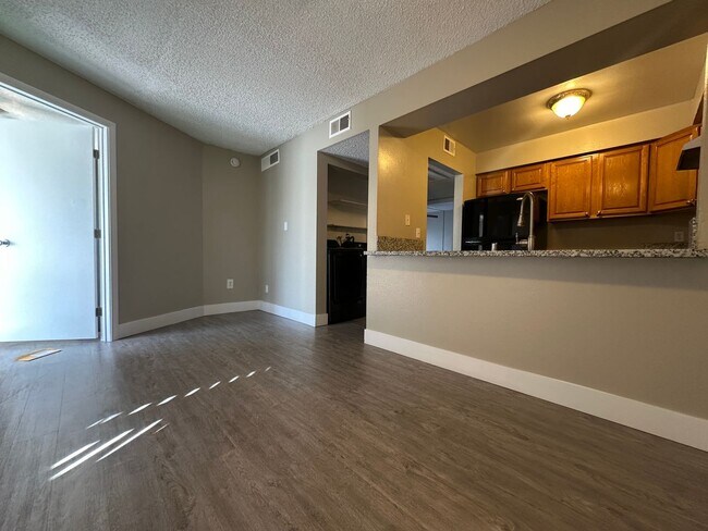 Building Photo - 2 Bedroom Upstairs Condo with Bonus Room Near UNLV!