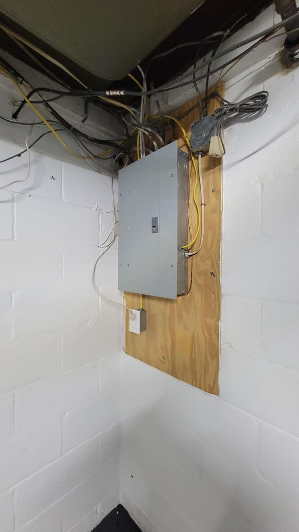 Building Photo - Spacious Three Bedroom Home