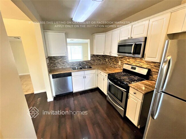 Building Photo - 1804 W Weldon Ave