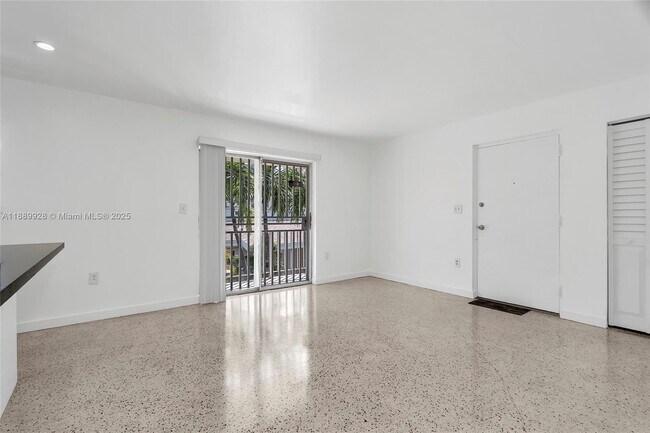 Building Photo - 559 SW 10th St