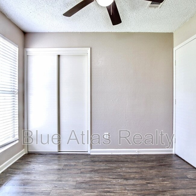 Building Photo - 3901 Royal Crest Dr