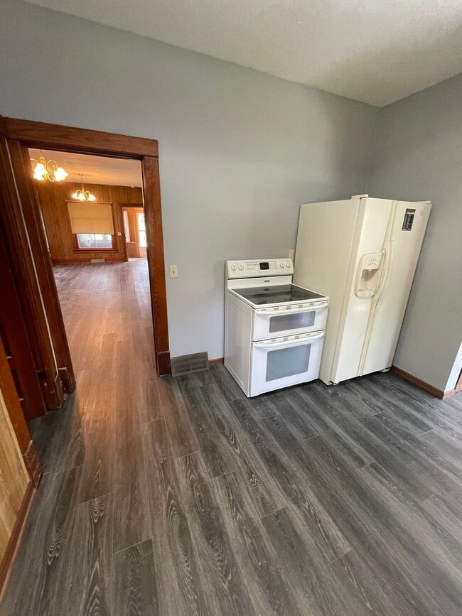 Building Photo - 2 Bedroom, 1 Bathroom Home located in Stan...