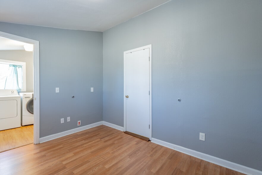 Building Photo - 2107 Oak St