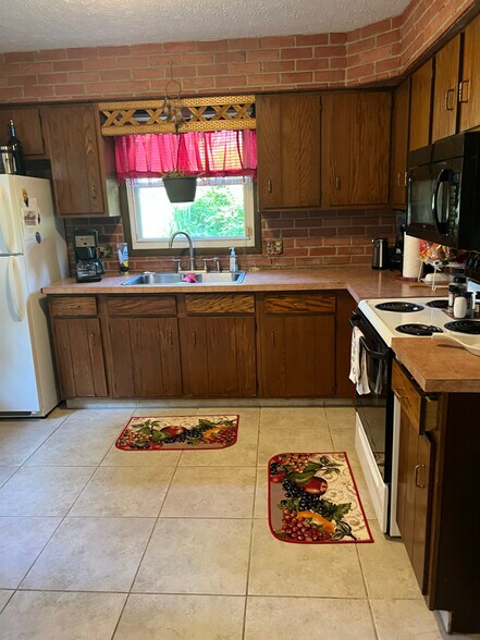 Building Photo - 826 Reno Dr