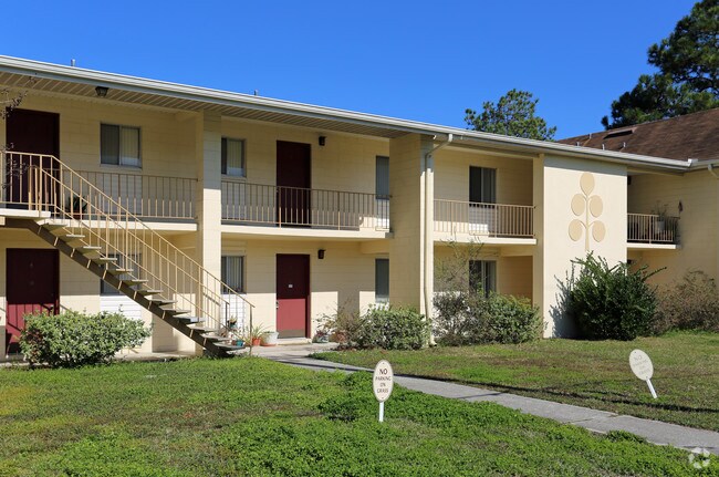 Building Photo - The Studebaker Apartments | 1 & 2 Bedroom Apartments in Ocala, FL