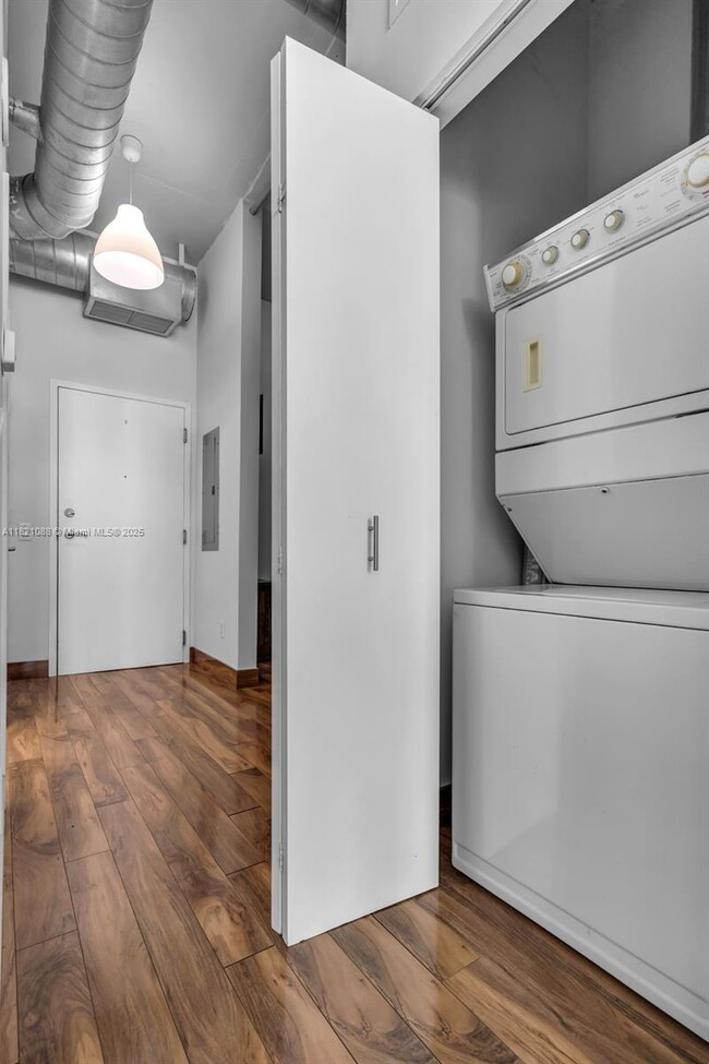 Building Photo - 3029 NE 188th St