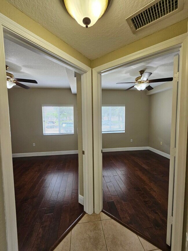 Building Photo - 1049 Golden Lakes Blvd