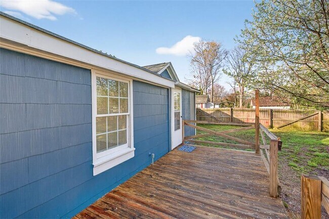 Building Photo - 240 E 5th Ave