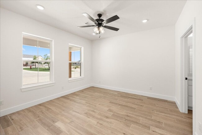Building Photo - 802 S Creek