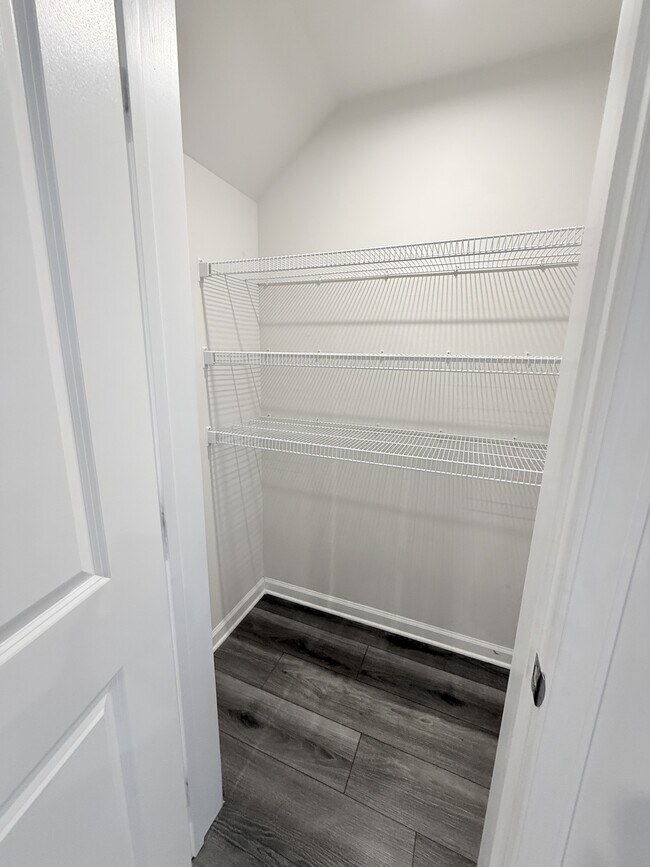 Building Photo - 400 el Camino Dr