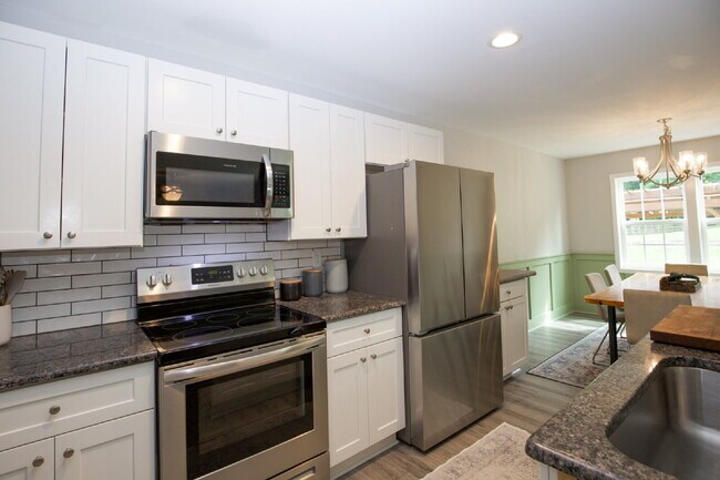 Building Photo - Charming 3-bedroom, 2.5-bath home nestled in the heart of Carthage