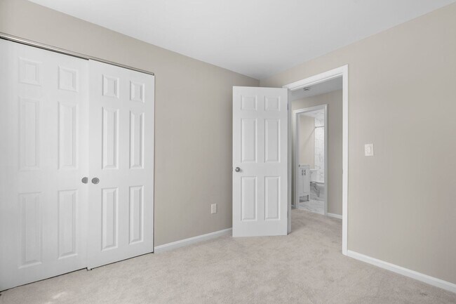 Building Photo - 3 Bed 2.5 Bath - Gaithersburg Townhome - Completely Renovated