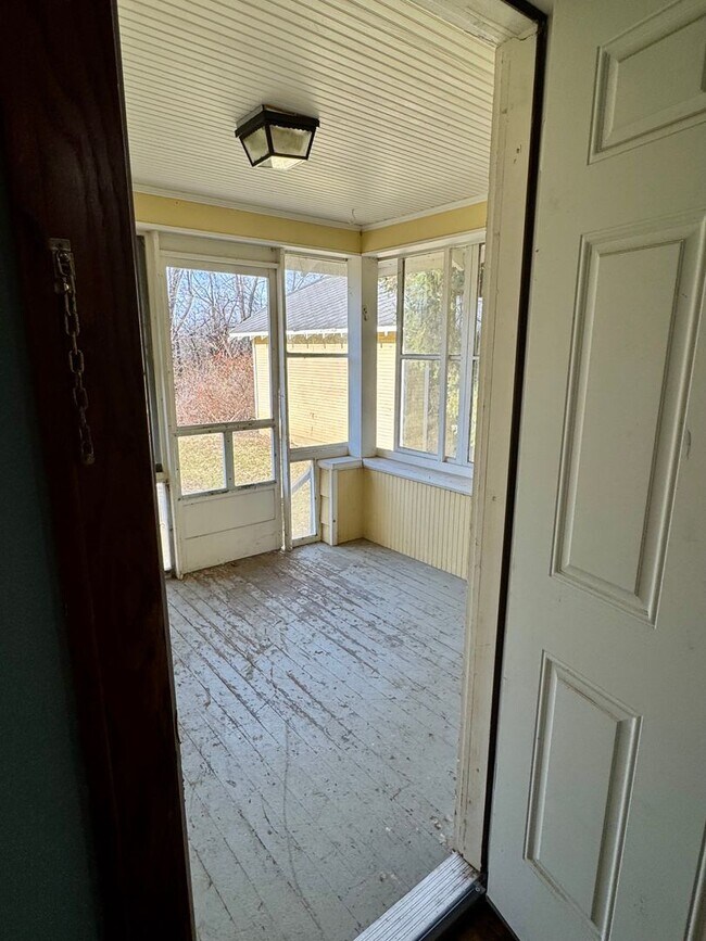 Building Photo - Charming 4-Bedroom Home in Private Setting