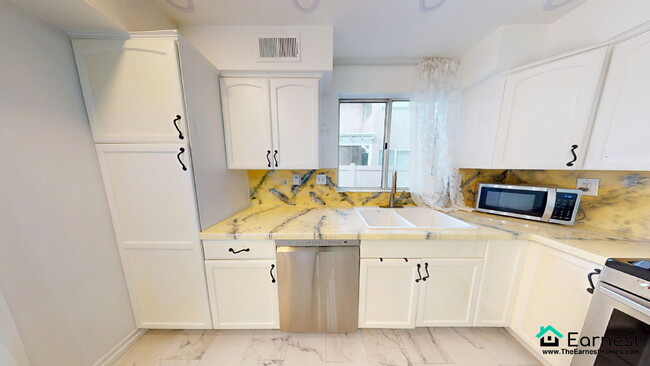 Building Photo - Charming 4-Bed/2.5-Bth Home in Prime Santa...