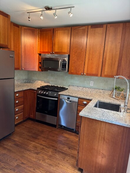 Building Photo - 3107 Elmwood Dr