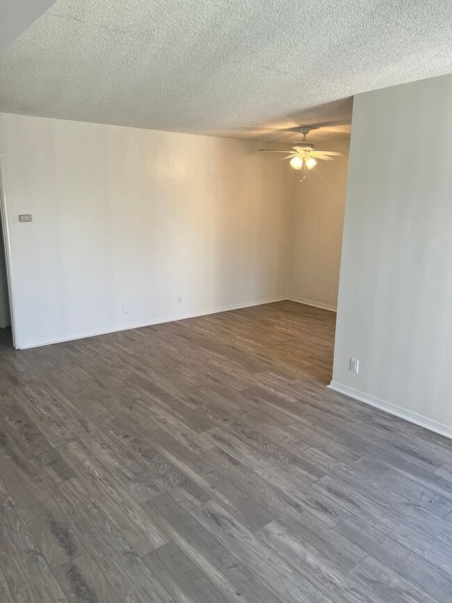 Building Photo - Second-floor 1-bedroom apartment in Whittier.