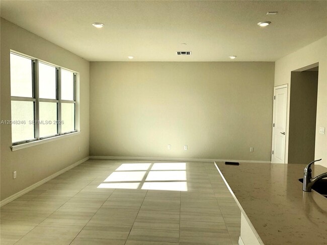 Building Photo - 4984 Greenway Dr