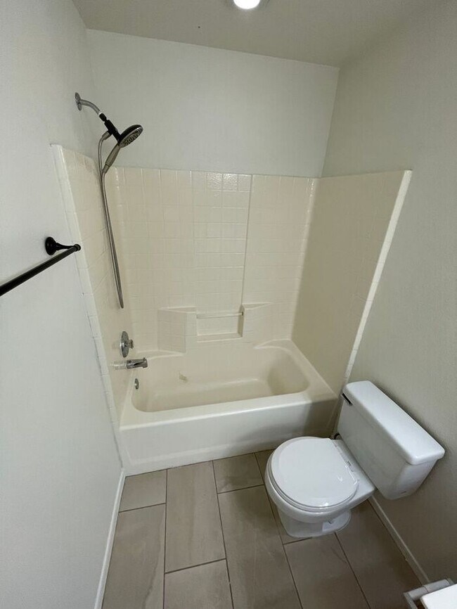 Building Photo - READY TO TOUR! Spacious 4 Bed 2 Bath Home in Phoenix