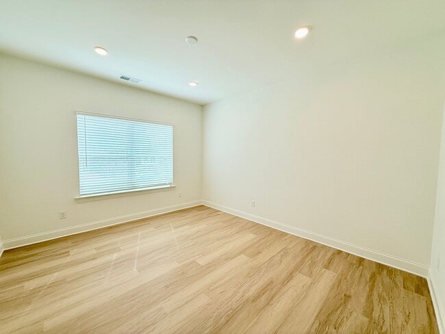 Building Photo - 5391 Toano Rd