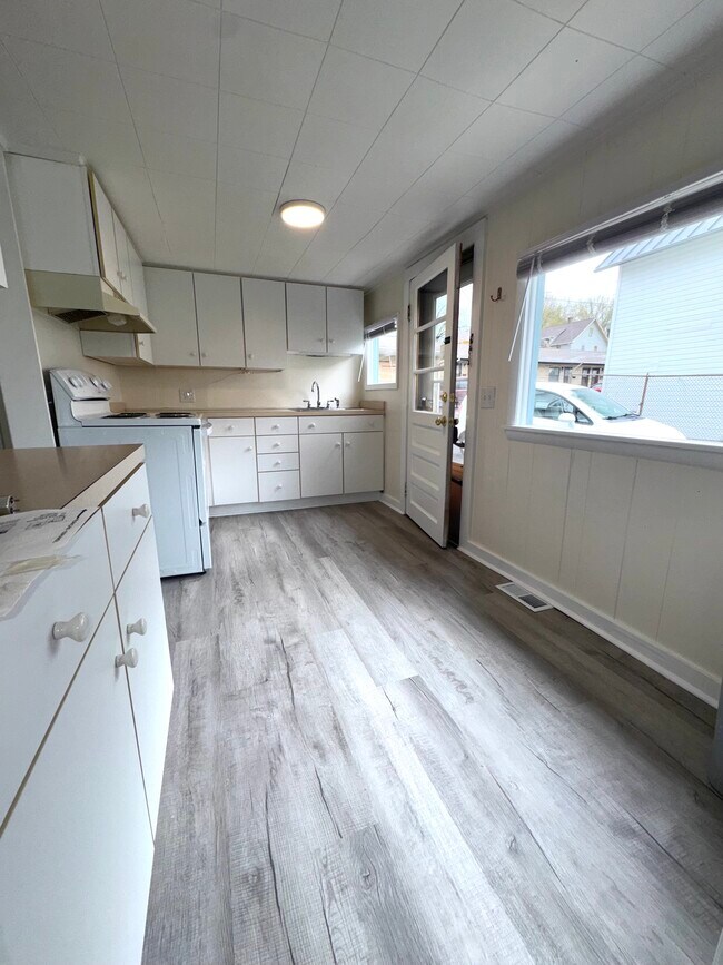 Building Photo - 567 N Walnut St