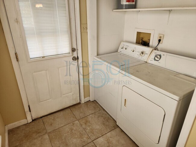 Building Photo - Great Home for UAMS Students