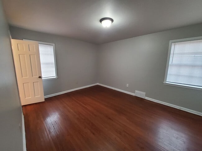 Building Photo - Picturesque Home Worth Checking Out