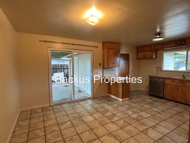 Building Photo - Nice Three bedroom home in South Salinas