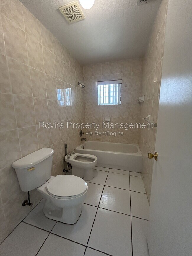 Building Photo - 2421 NW 99th Terrace