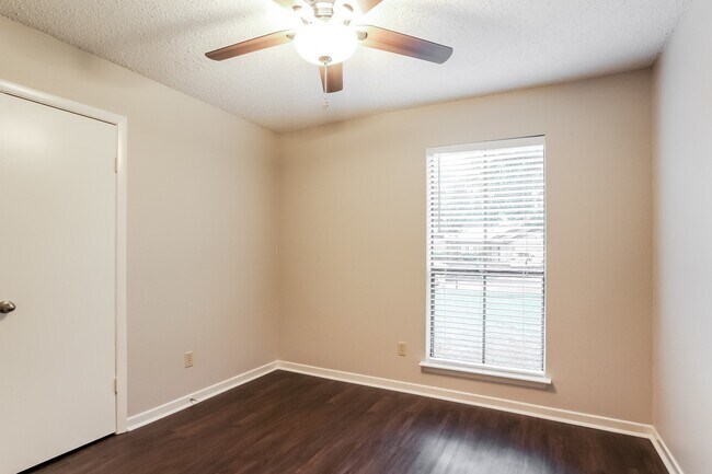 Building Photo - 18606 Hiddenbay Way