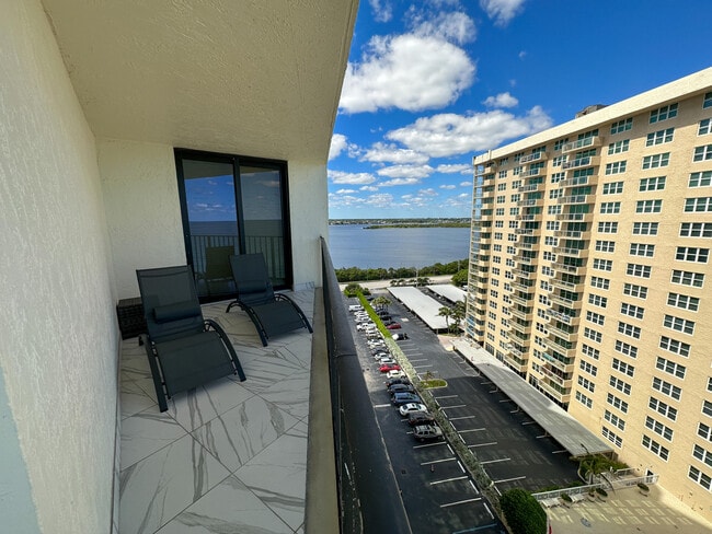 Building Photo - 5420 N Ocean Dr