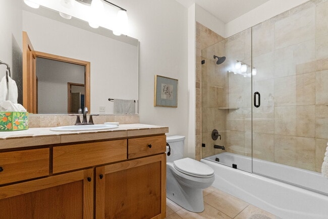 Building Photo - 3300 Graf St