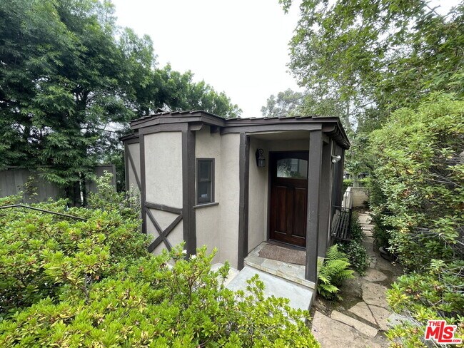 Building Photo - 2667 Lake View Terrace E