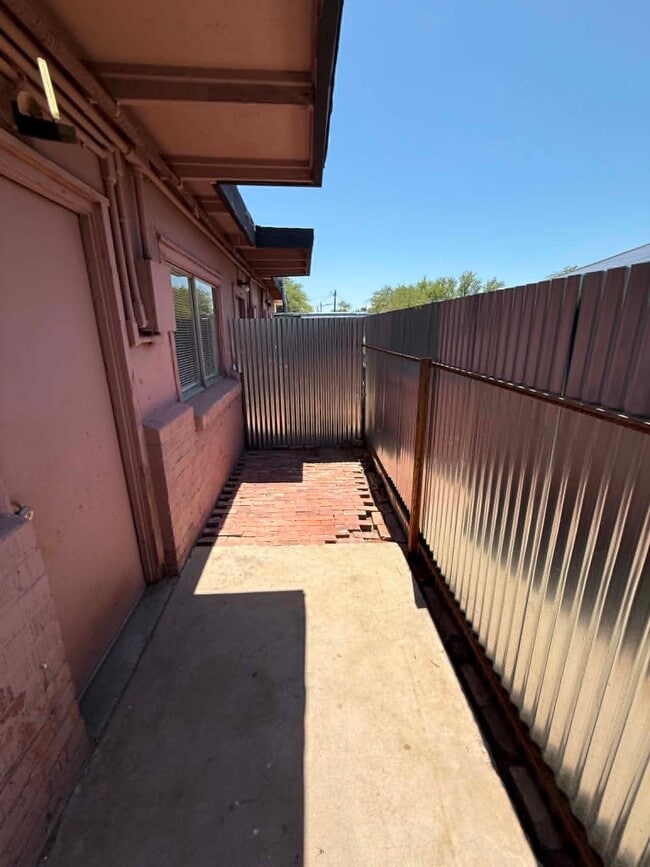 Building Photo - 460 E Delano St