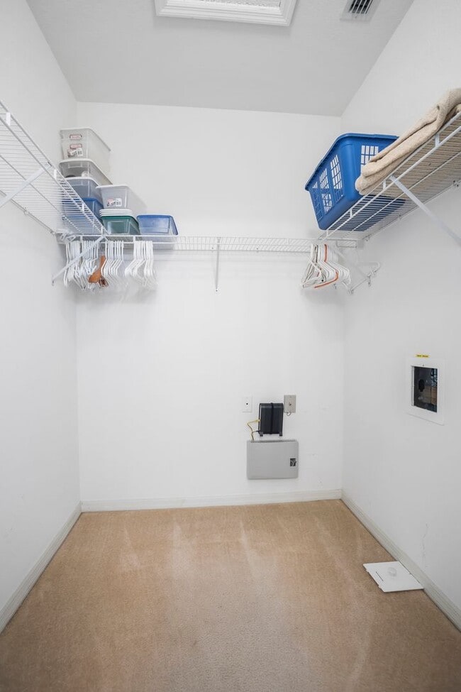 Building Photo - ** CROWN POINTE SHORES ** 2 BED + DEN / 2 BATH - GARAGE - TURNKEY FURNISHED - ANNUAL RENTAL