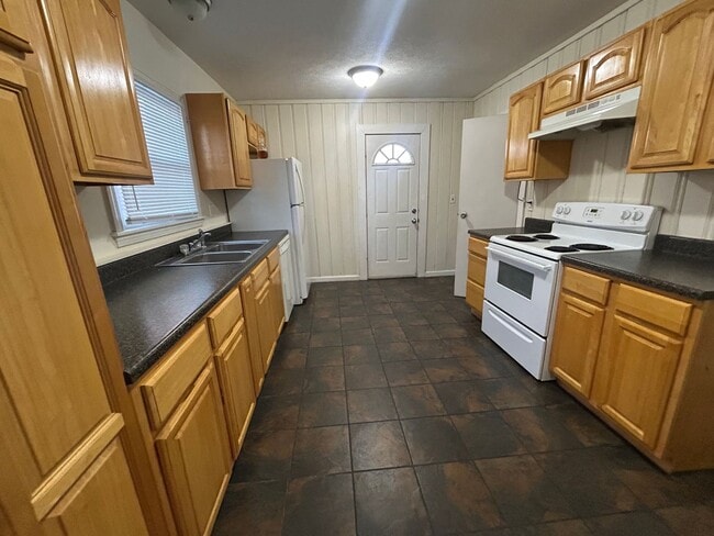 Building Photo - Beautiful 3 Bedroom Home with Large Back Yard and Deck!