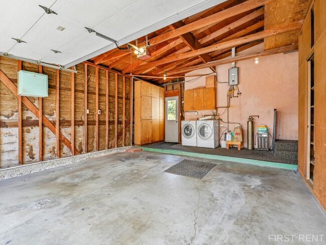 Building Photo - 5250 Vickie Dr