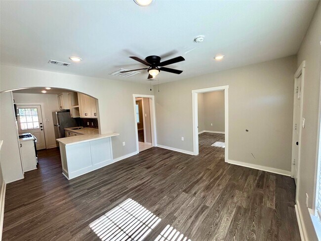 Building Photo - 406 McPhail St