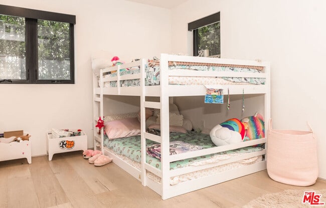 Building Photo - 606 N Ardmore Ave