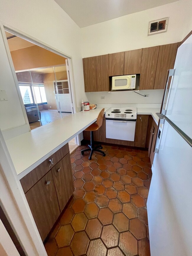 Building Photo - 175 E Delaware Pl