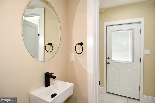 Building Photo - 216 S Henry St