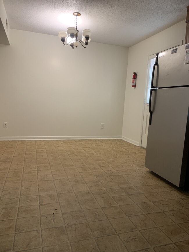 Building Photo - 103 S College St