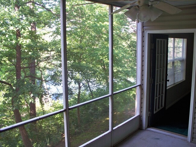 Primary Photo - Beautiful Two Bedroom 2 bath Apartment wit...