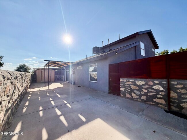 Building Photo - 9150 Bur Oak Cir