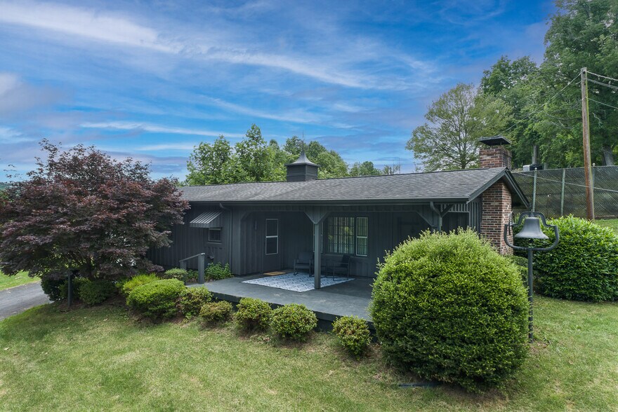 Primary Photo - 323 Poplar Hill Ln