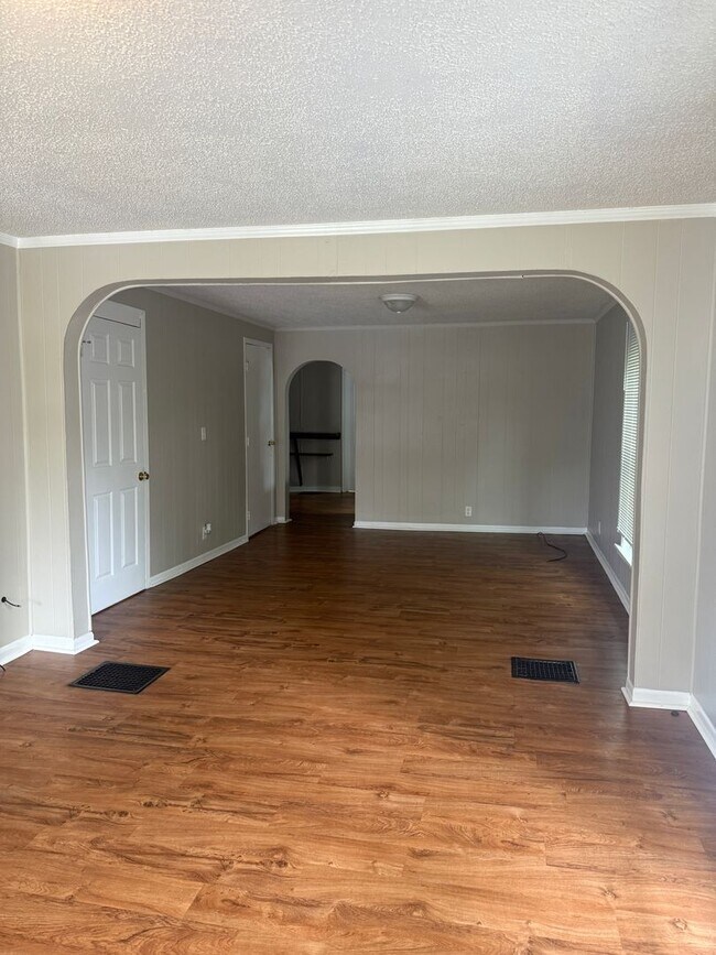 Building Photo - 2 Bed 1 Bath - Off Street Parking/Washer Dryer Hook Up!