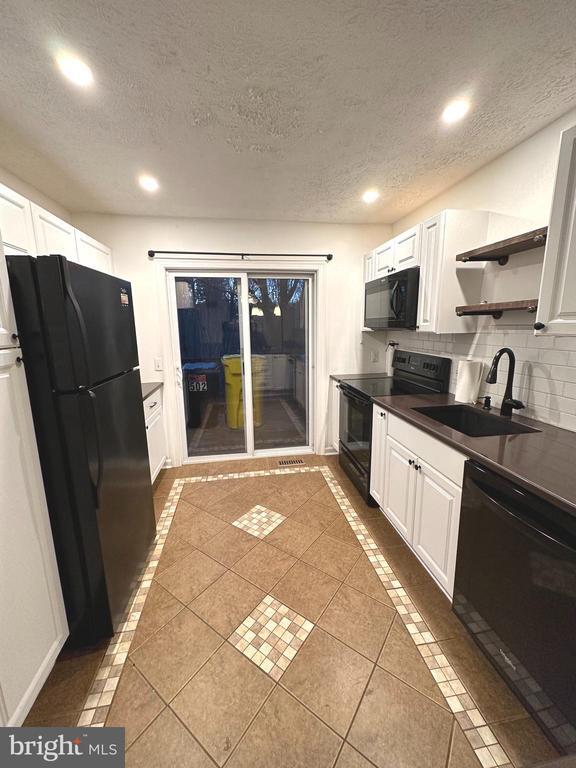 Building Photo - 502 Greenhill Ct