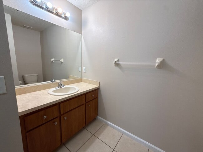 Building Photo - SILVER SPRINGS SHORES 3/2/2