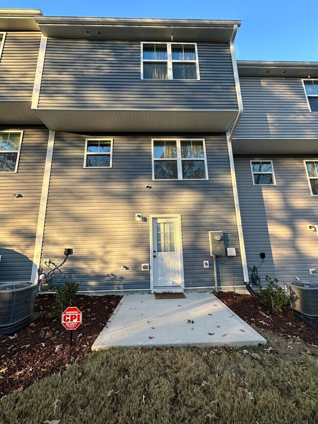 Building Photo - FULLY FURNISHED like-new Townhouse w/ Garage