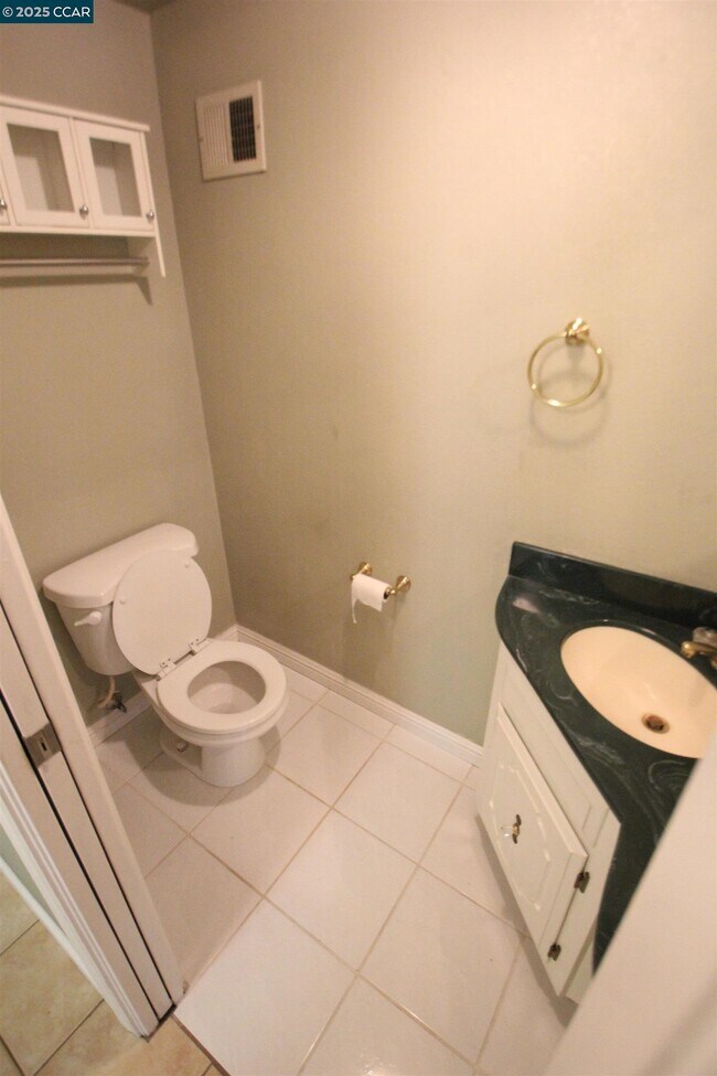 Building Photo - 898 Luxury Dr